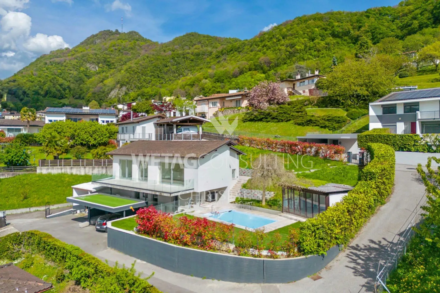 Lugano-Carabbia : Villa moderne entièrement rénovée avec piscine à ... - Photo 1 sur 11