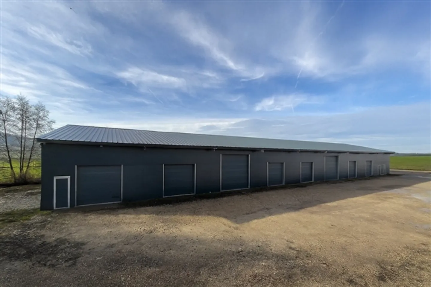 Dépôt / Atelier avec porte sectionnelle ? idéal artisan, stockage ou petite acti - Photo 1 sur 9