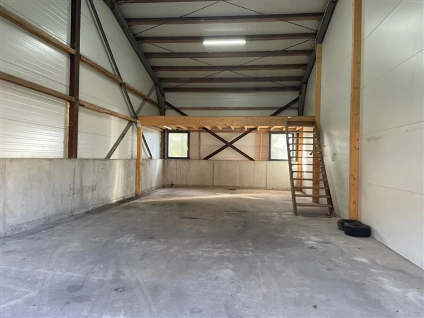 Dépôt / Atelier avec porte sectionnelle ? idéal artisan, stockage ou petite acti - Photo 2 sur 9