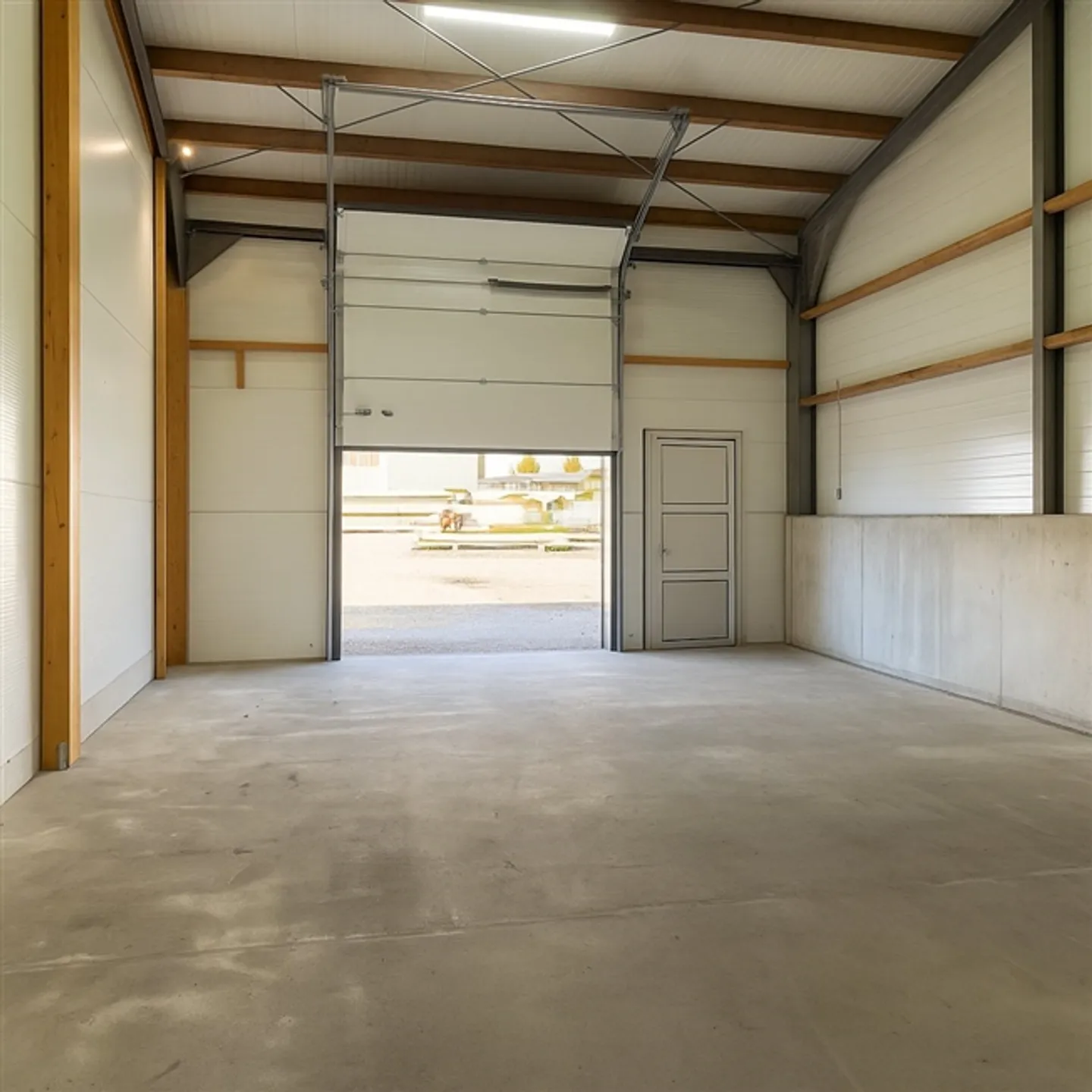 Dépôt / Atelier avec porte sectionnelle ? idéal artisan, stockage ou petite acti - Photo 3 sur 9