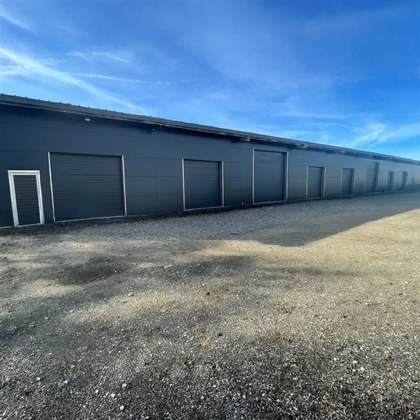 Dépôt / Atelier avec porte sectionnelle ? idéal artisan, stockage ou petite acti - Photo 5 sur 9