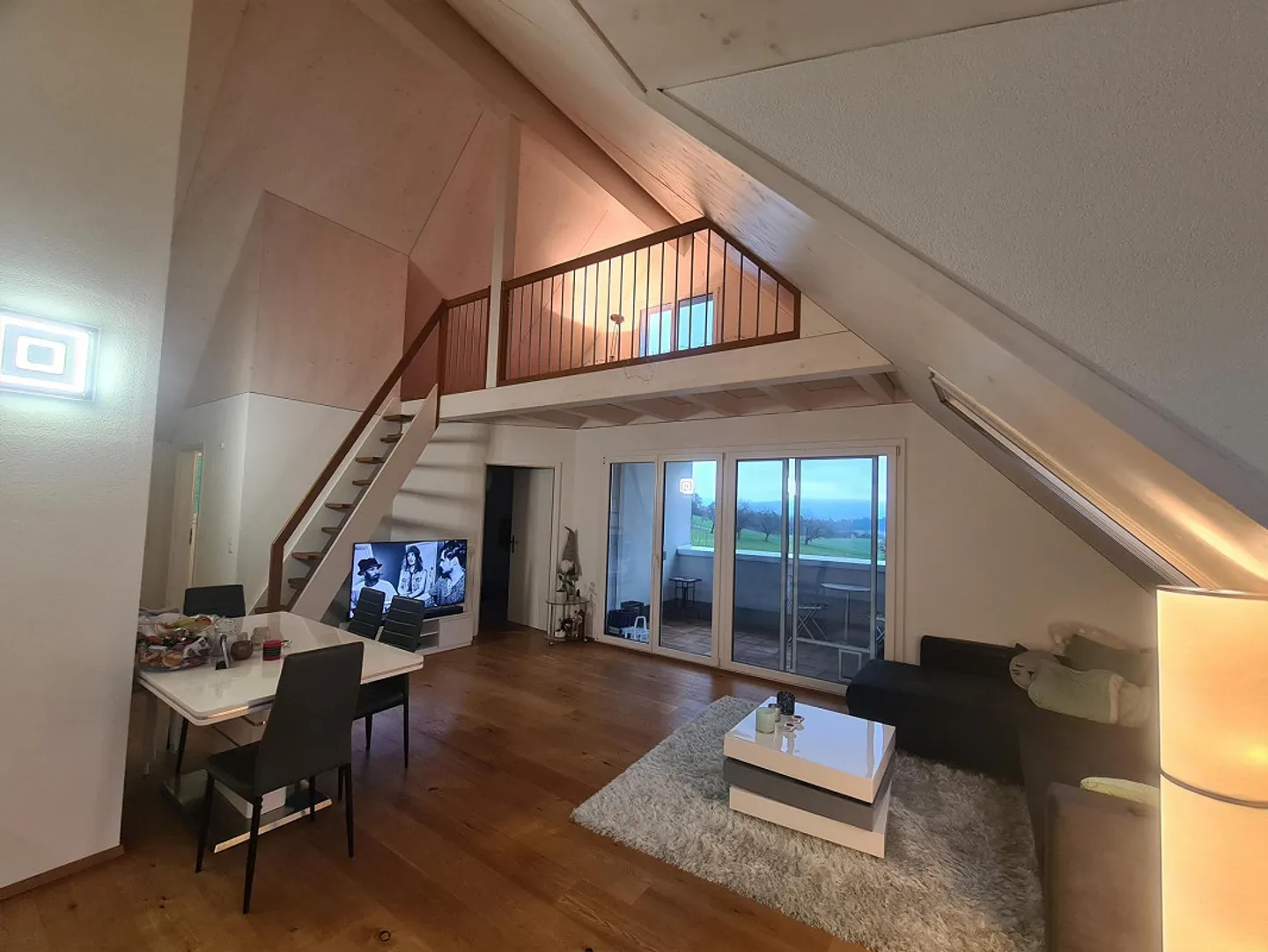 Moderno appartamento attico di 2,5 stanze in una posizione tranquilla a Hauptikon - Foto 1 di 10