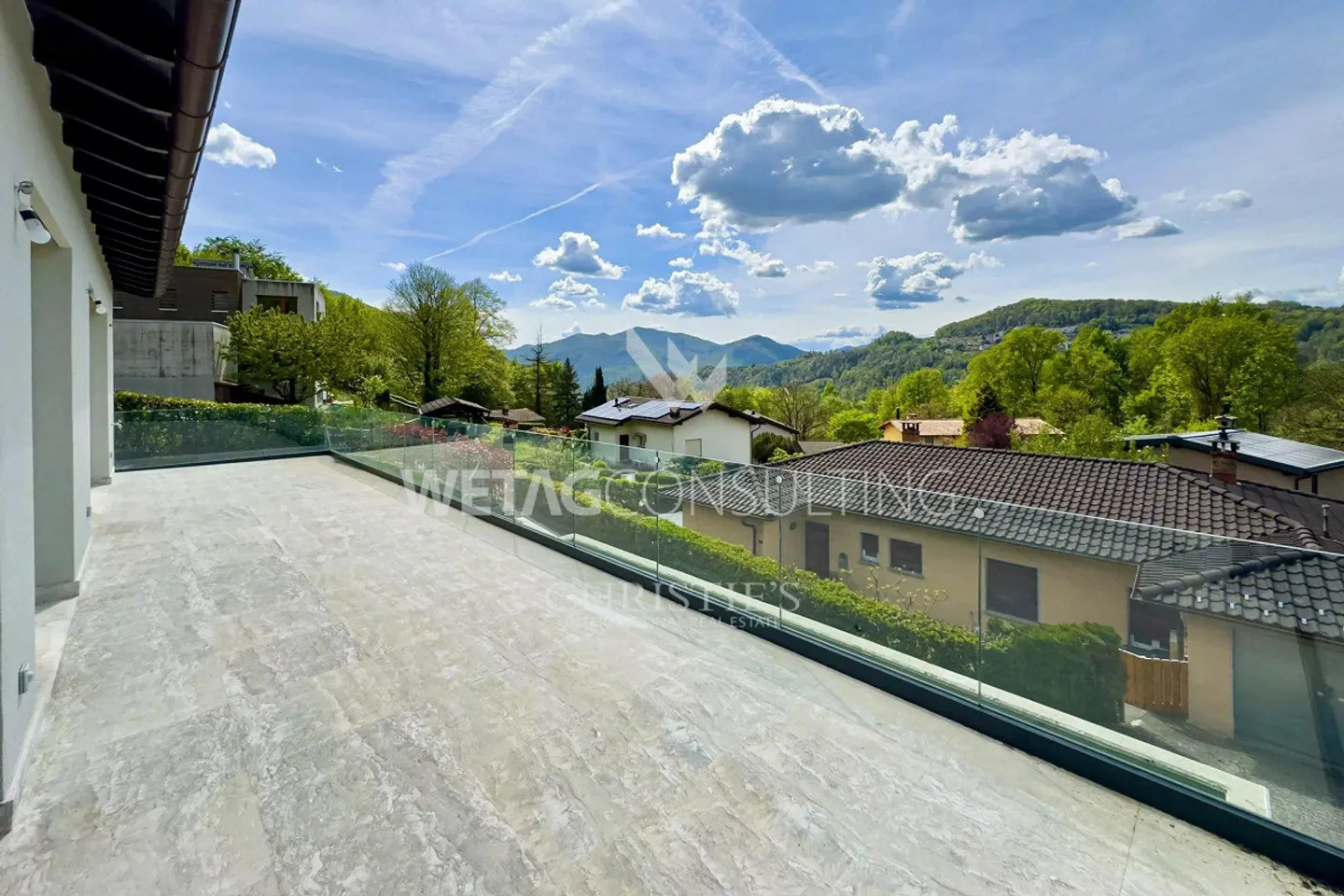 Lugano-Carabbia : Villa moderne entièrement rénovée avec piscine à ... - Photo 2 sur 11