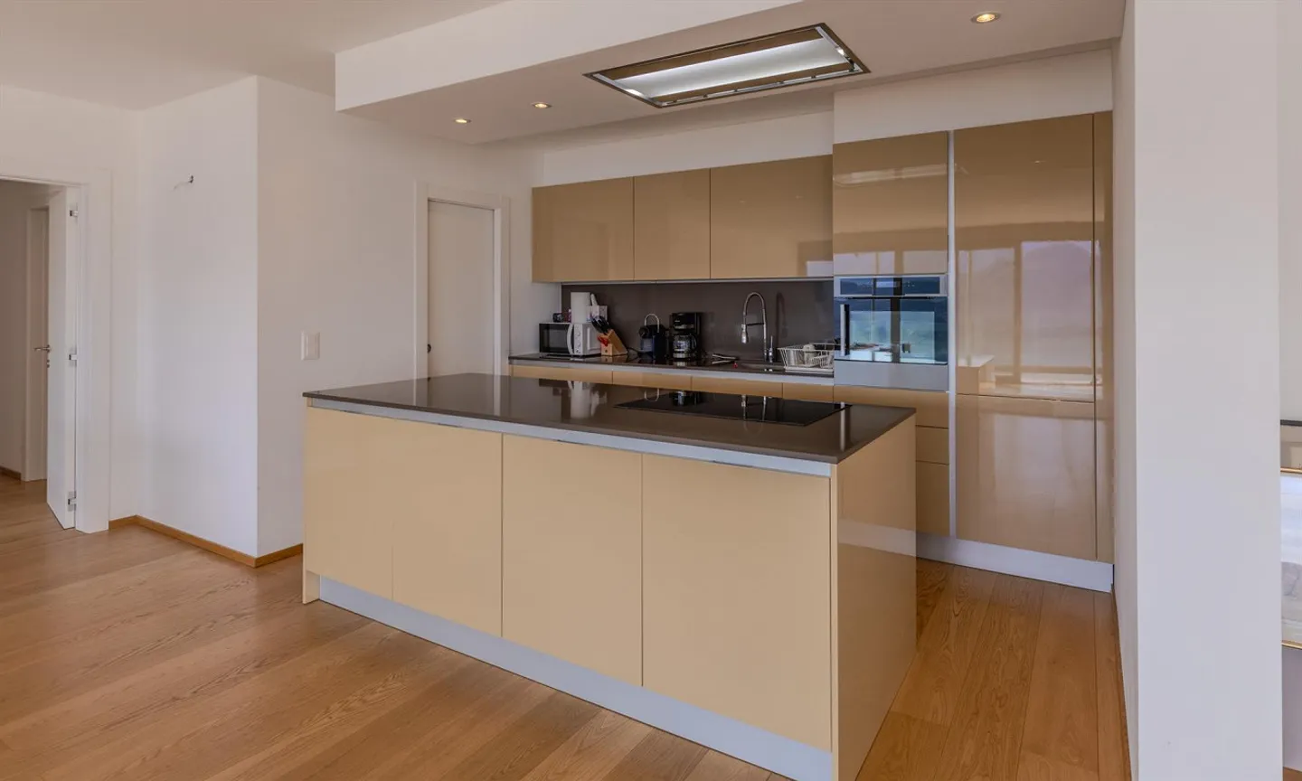 ENORME APPARTAMENTO 4.5 STANZE CON VISTA LAGO IN RESIDENZA CON PISCINA A VERNATE - Foto 3 di 10