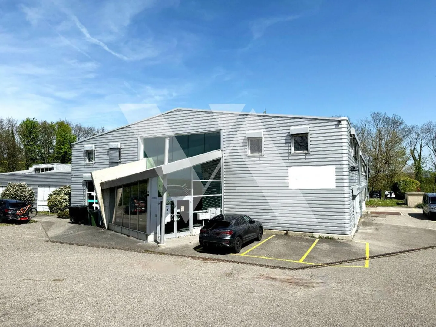 A vendre - Immeuble commercial artisanal - Photo 1 sur 4