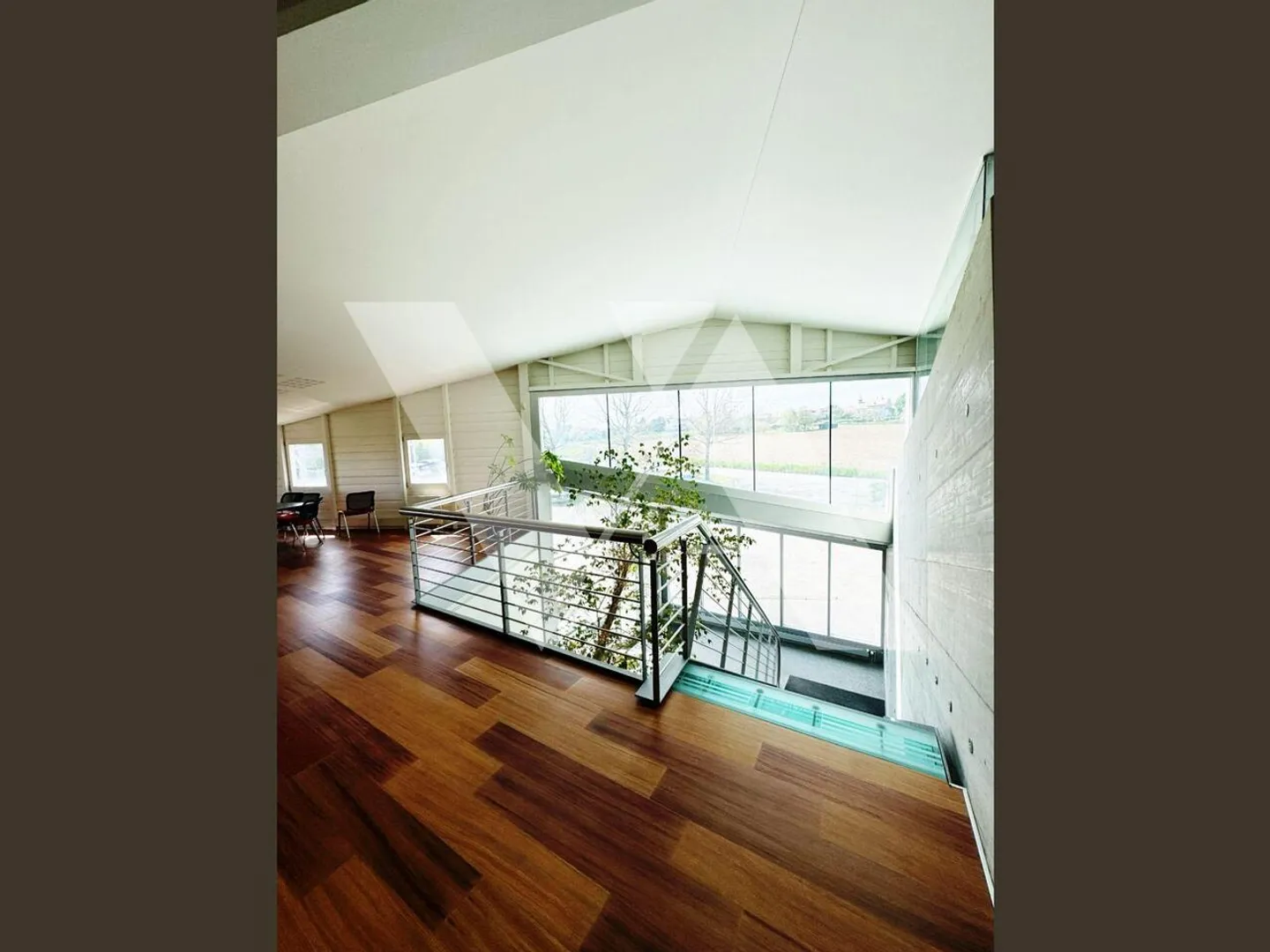 A vendre - Immeuble commercial artisanal - Photo 2 sur 4