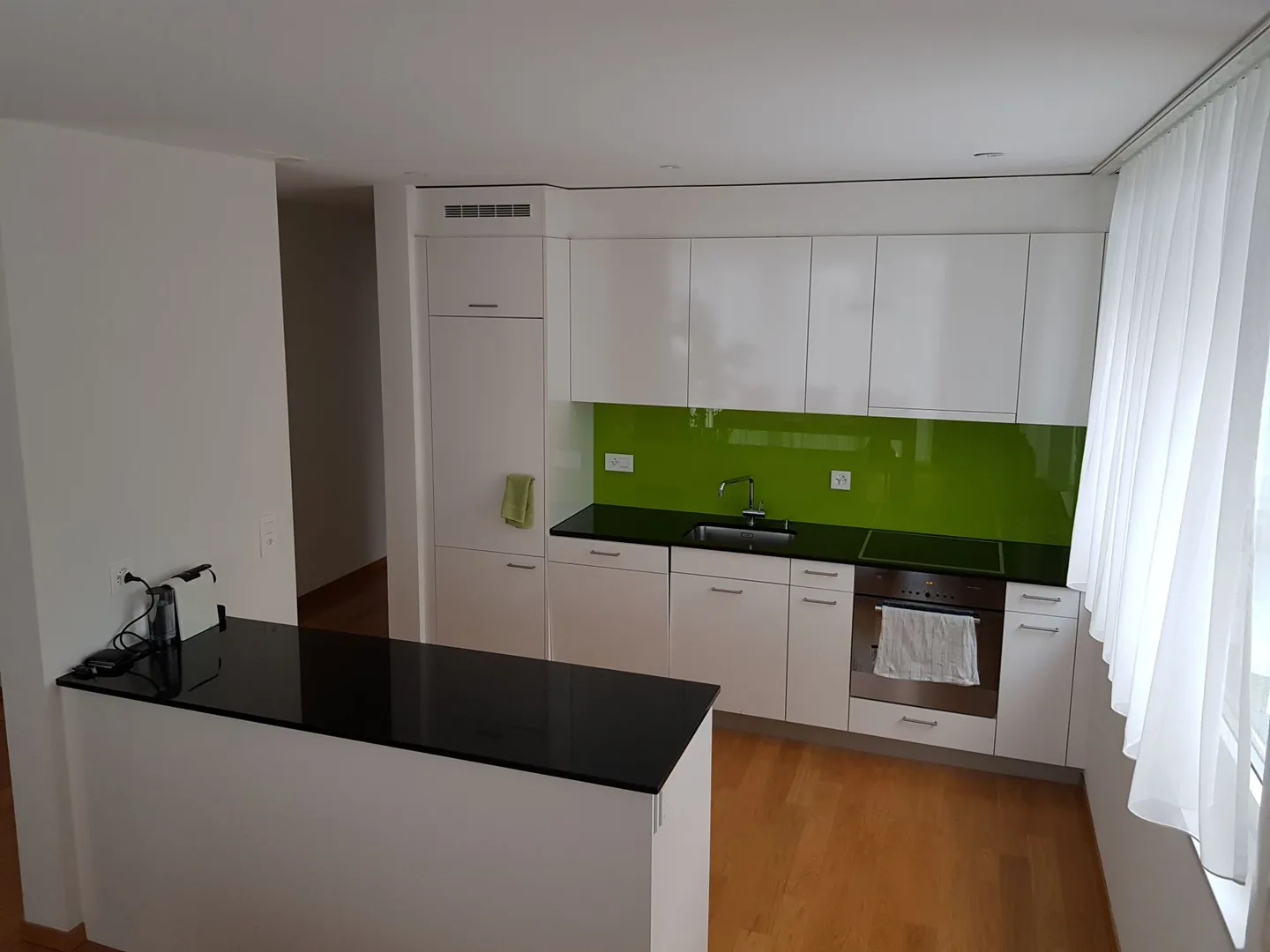 Appartamento con lavatrice/asciugatrice nel bagno - Foto 3 di 9