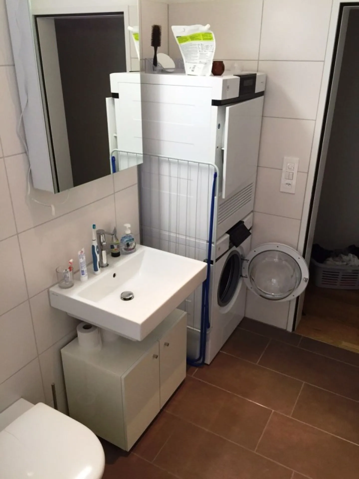 Appartamento con lavatrice/asciugatrice nel bagno - Foto 7 di 9