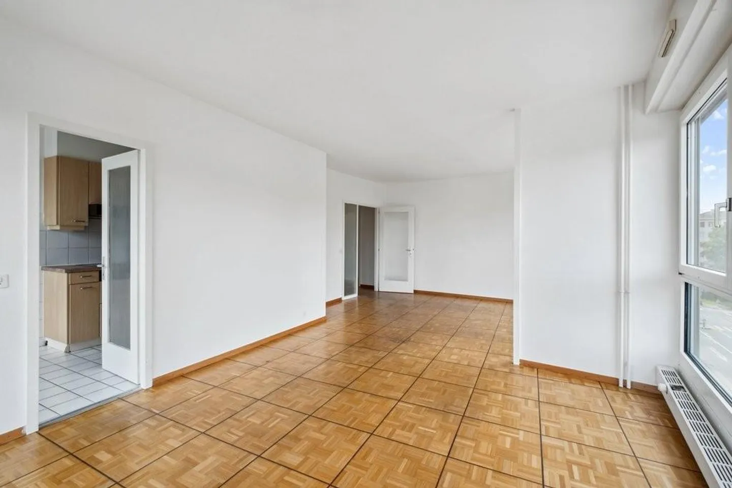 Beautiful apartment with 2 bedrooms in the Charmilles district - Photo 3 of 9