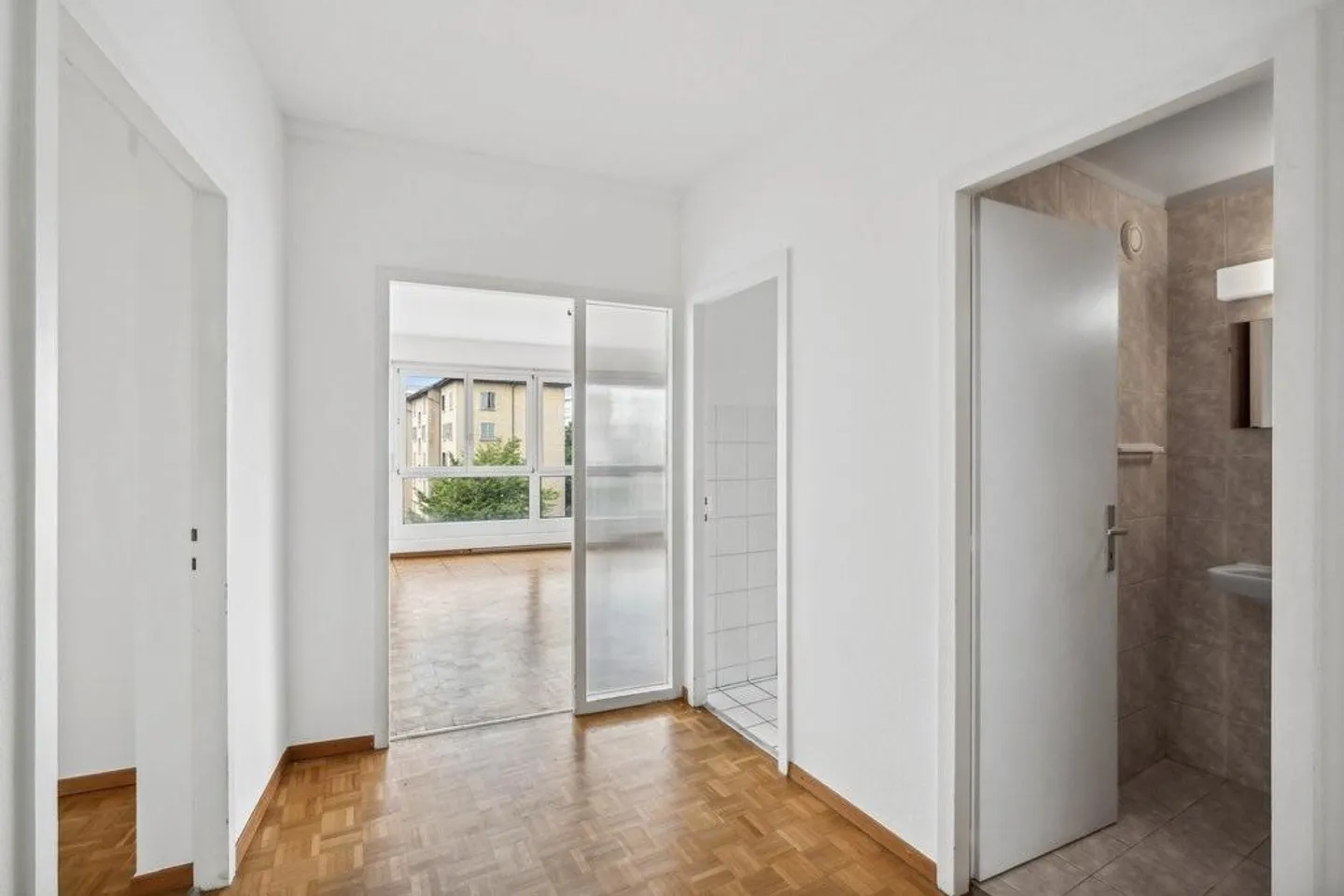 Beautiful apartment with 2 bedrooms in the Charmilles district - Photo 4 of 9