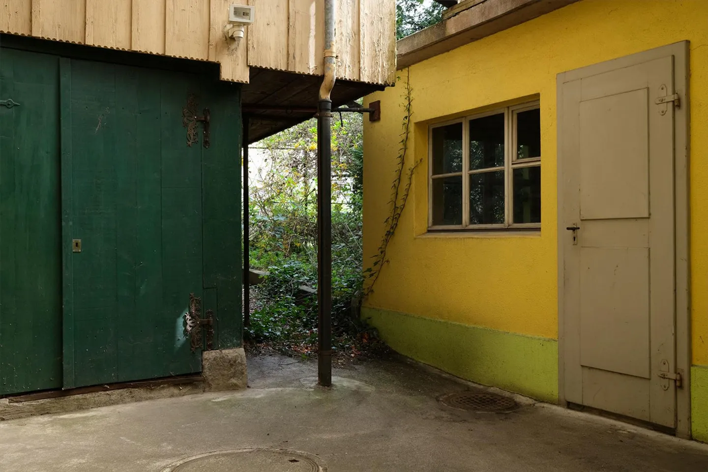 5 1/2-Room Old Building Apartment with Unobstructed Lake View - Photo 4 of 18
