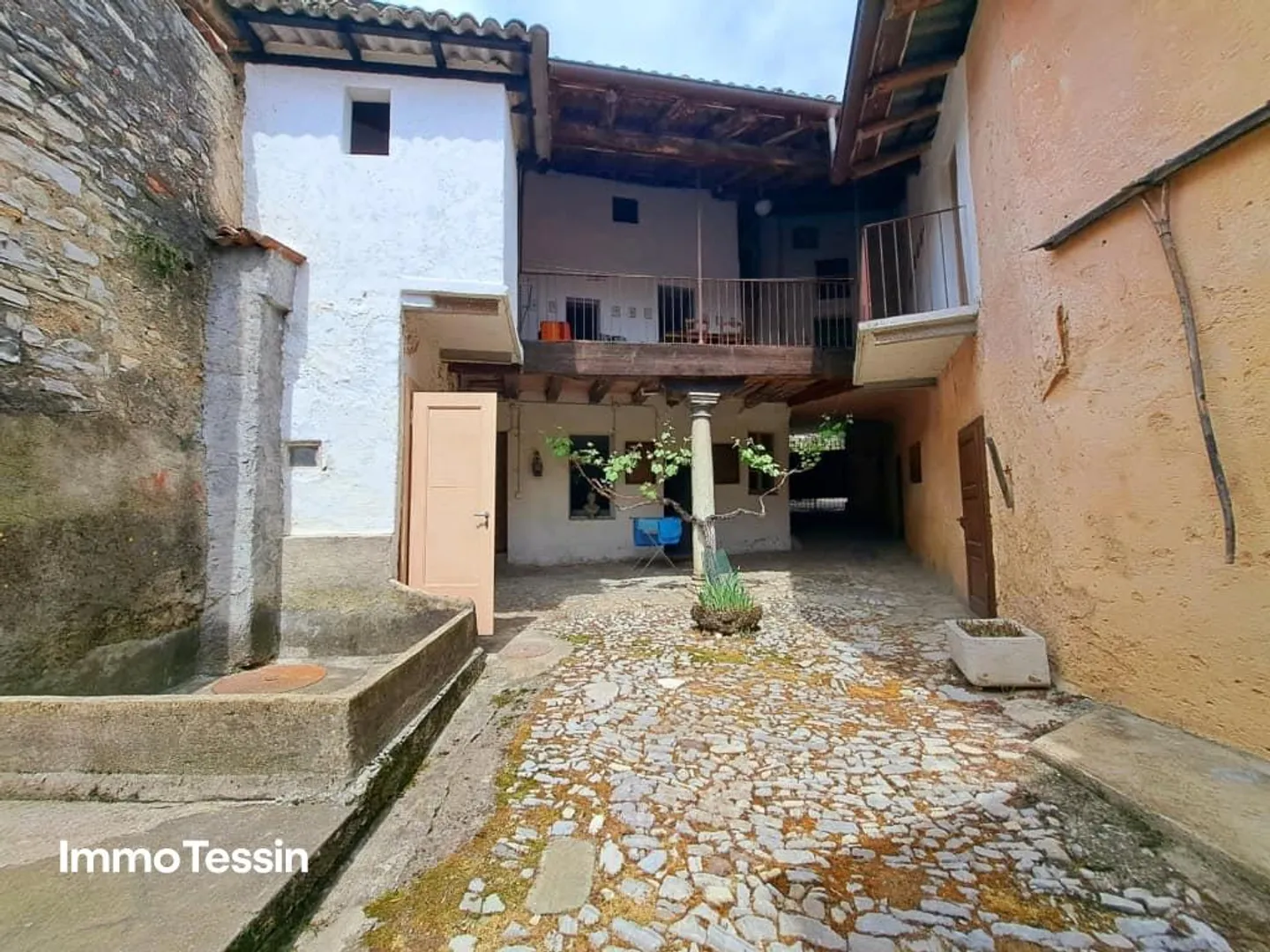 Charmantes Nucleo Tessinerhaus mit grossem Innenhof und Terrasse zu... - Foto 2 von 13