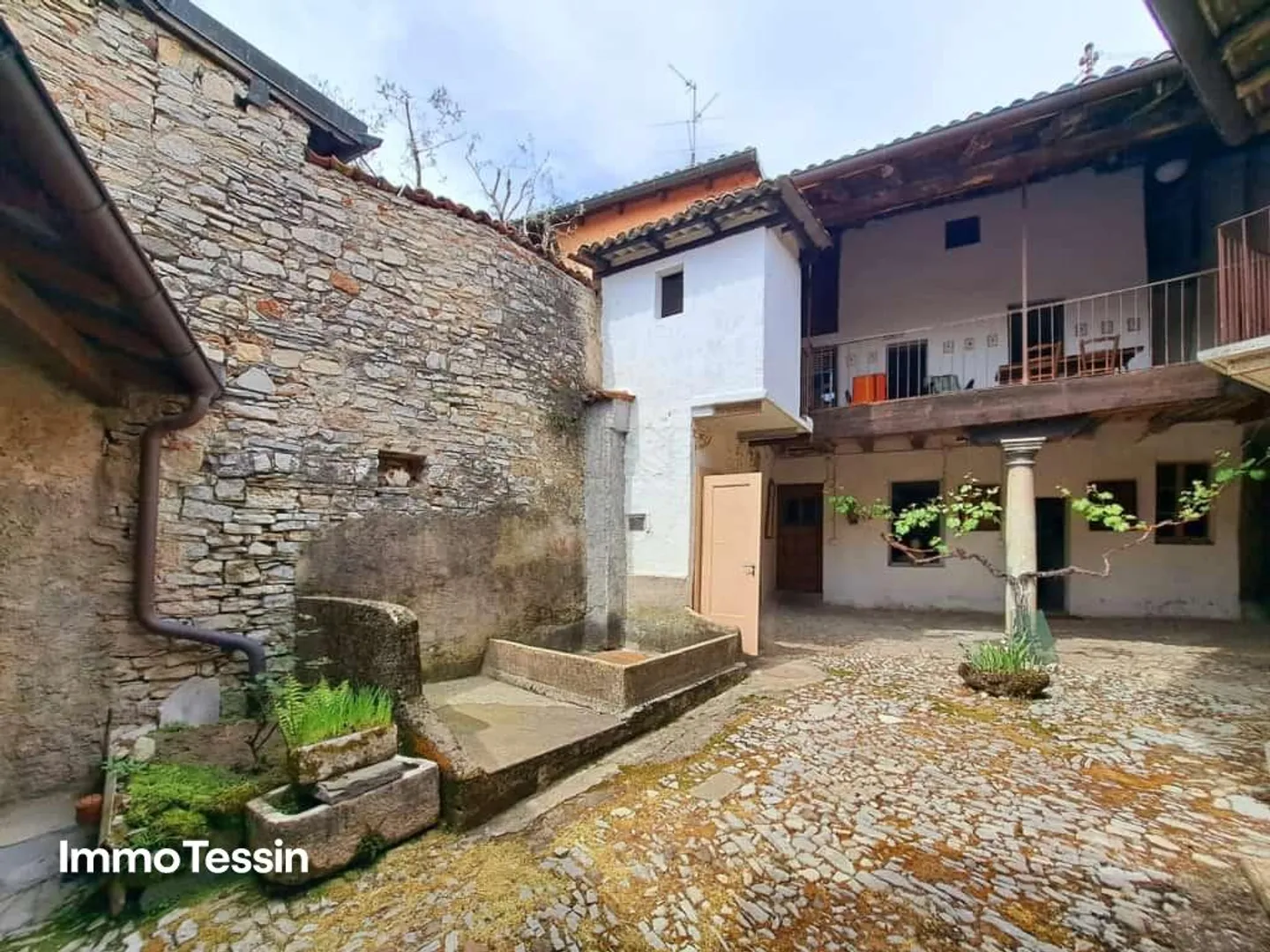 Charmantes Nucleo Tessinerhaus mit grossem Innenhof und Terrasse zu... - Foto 4 von 13