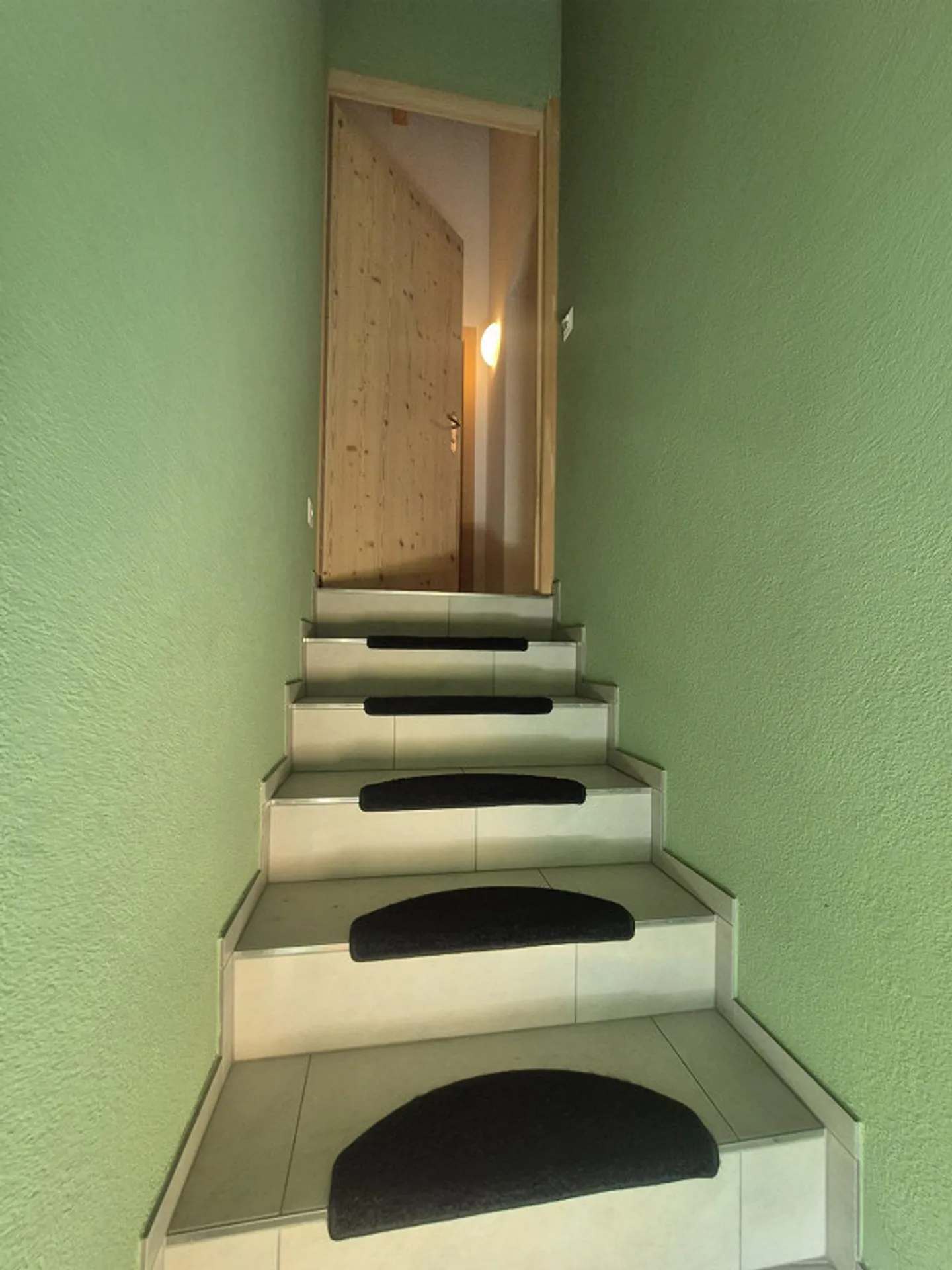 Incantevole appartamento mansardato di 5,5 locali in una posizione soleggiata a Domleschg - Foto 4 di 16