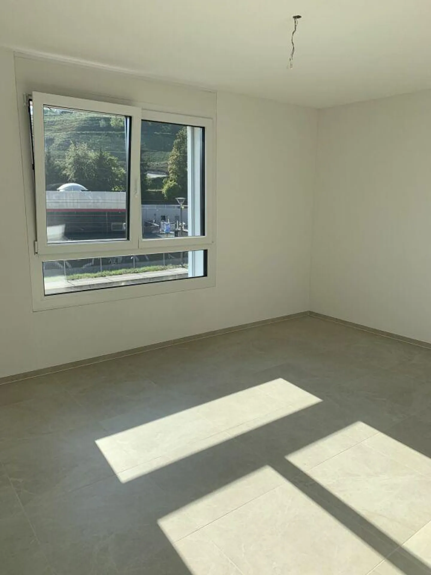 Modern Apartment with Balcony - Photo 6 of 11