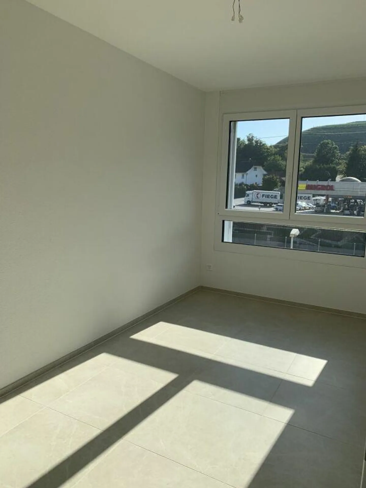 Modern Apartment with Balcony - Photo 7 of 11