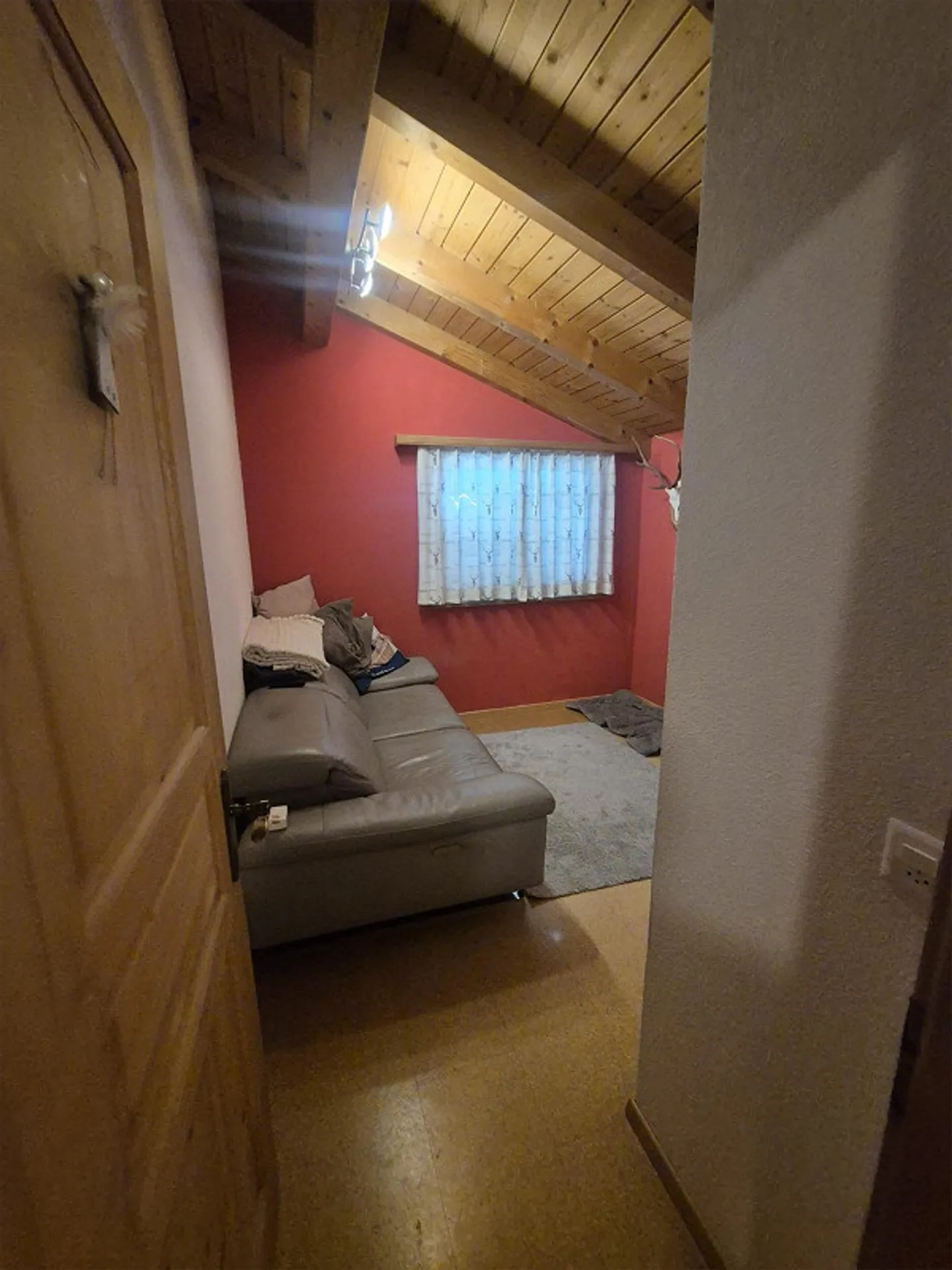 Incantevole appartamento mansardato di 5,5 locali in una posizione soleggiata a Domleschg - Foto 9 di 16