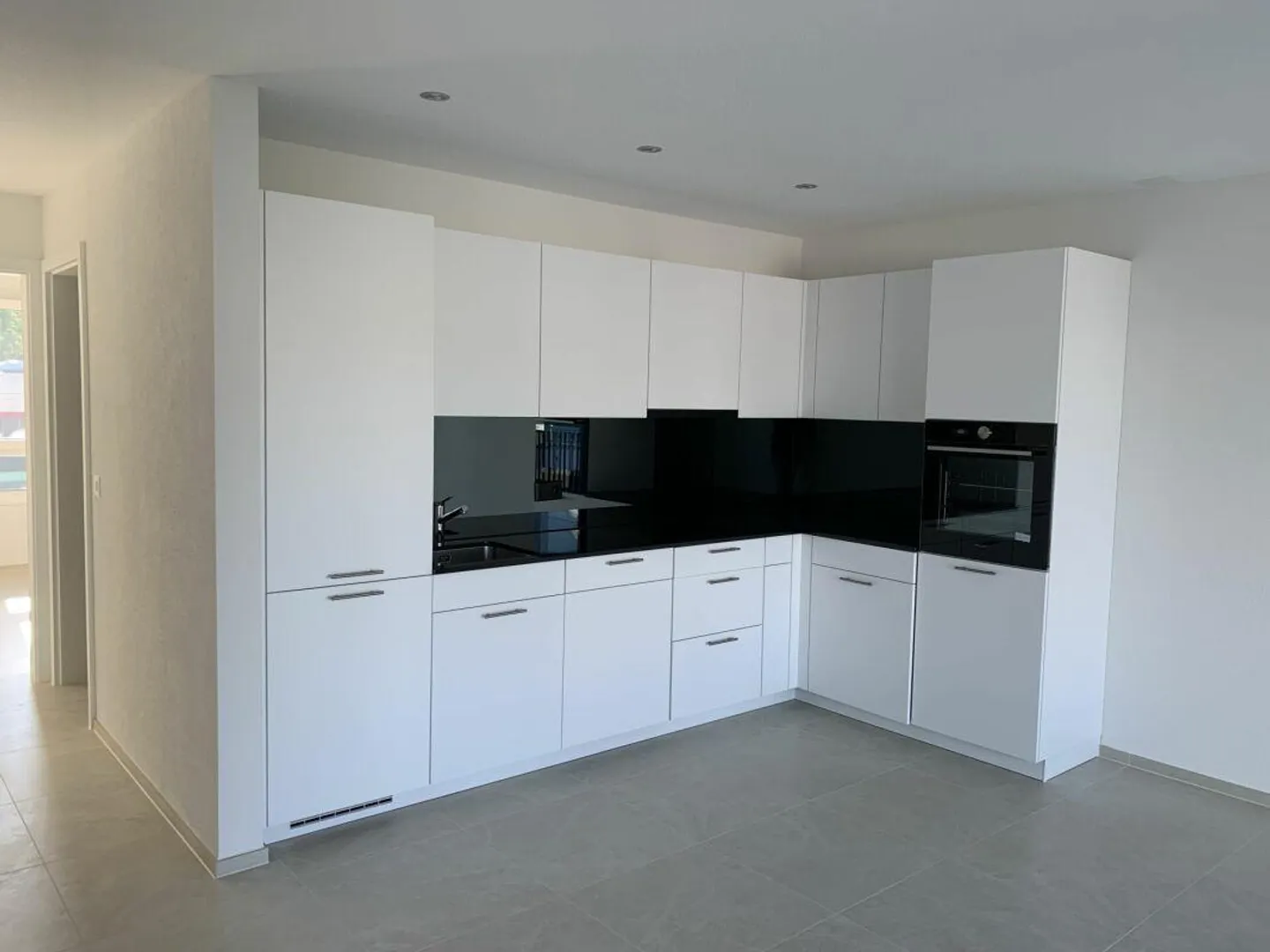 Modern Apartment with Balcony - Photo 3 of 11