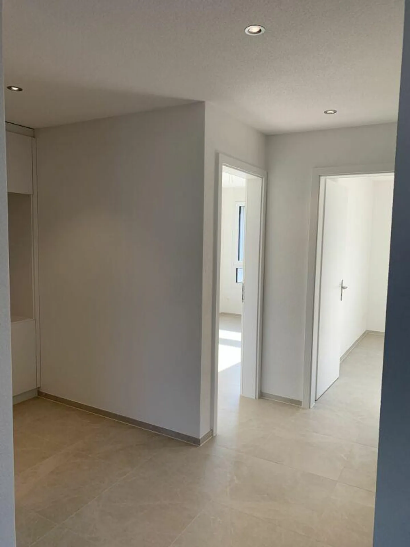 Modern Apartment with Balcony - Photo 4 of 11