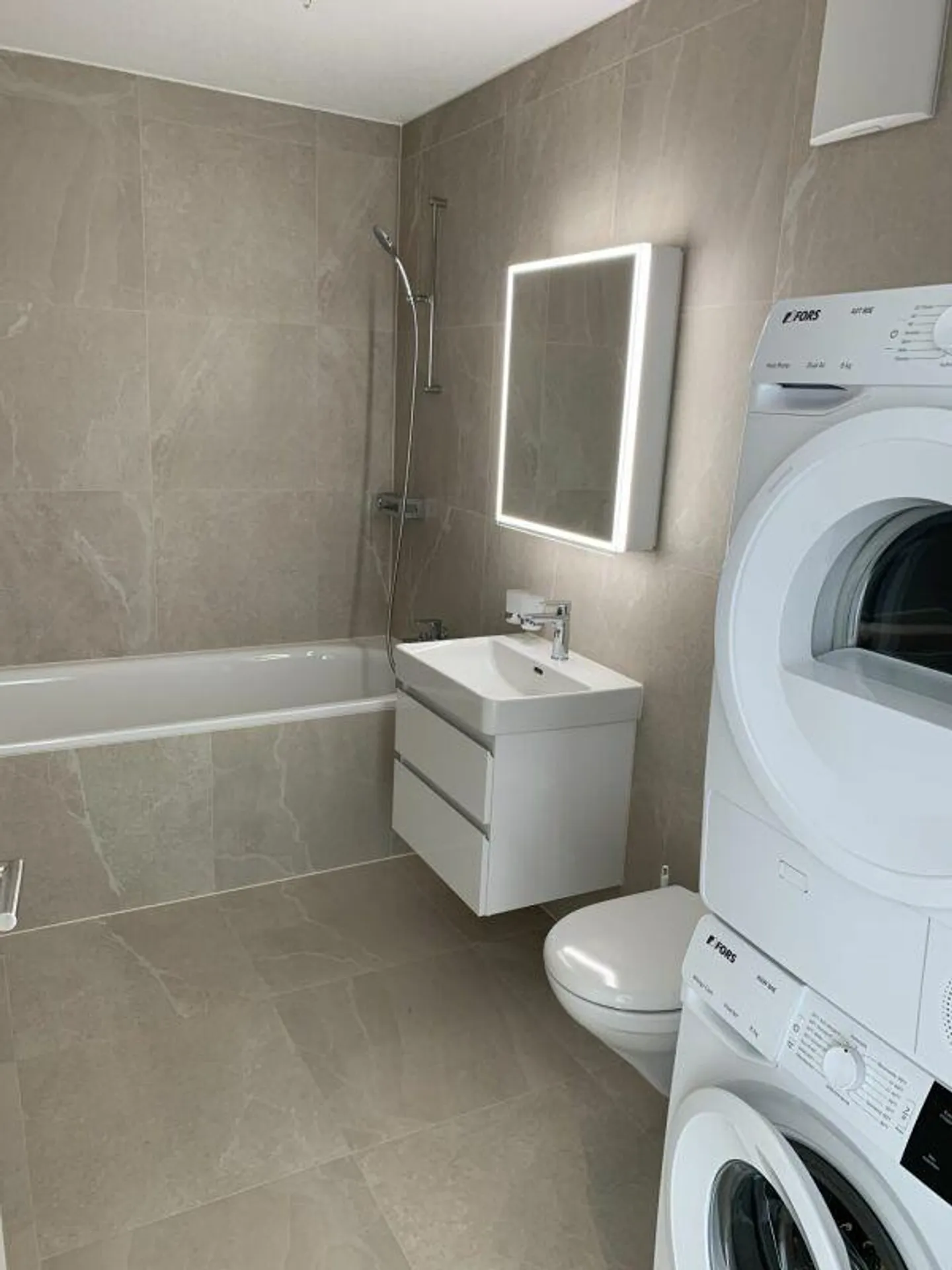 Modern Apartment with Balcony - Photo 8 of 11