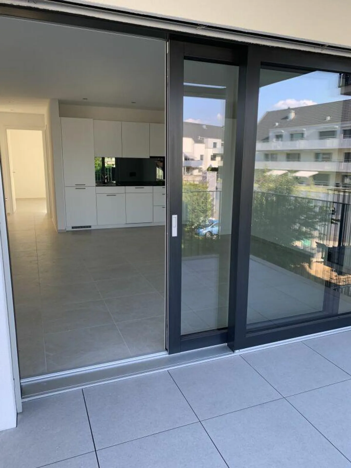 Modern Apartment with Balcony - Photo 10 of 11