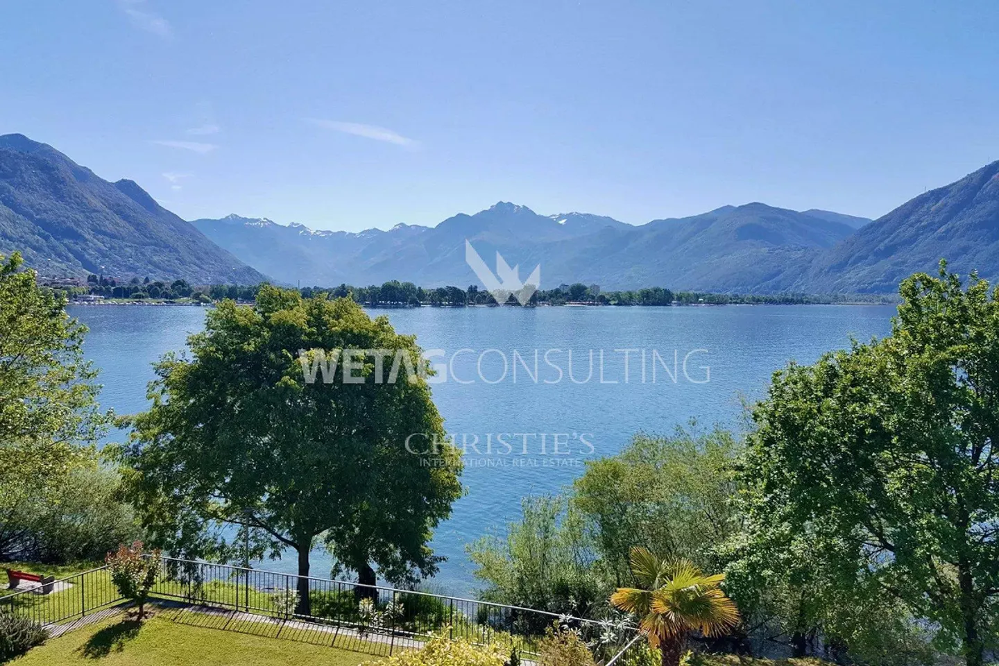 Villa elegante con giardino in posizione esclusiva direttamente sulla riva del lago - Foto 1 di 10