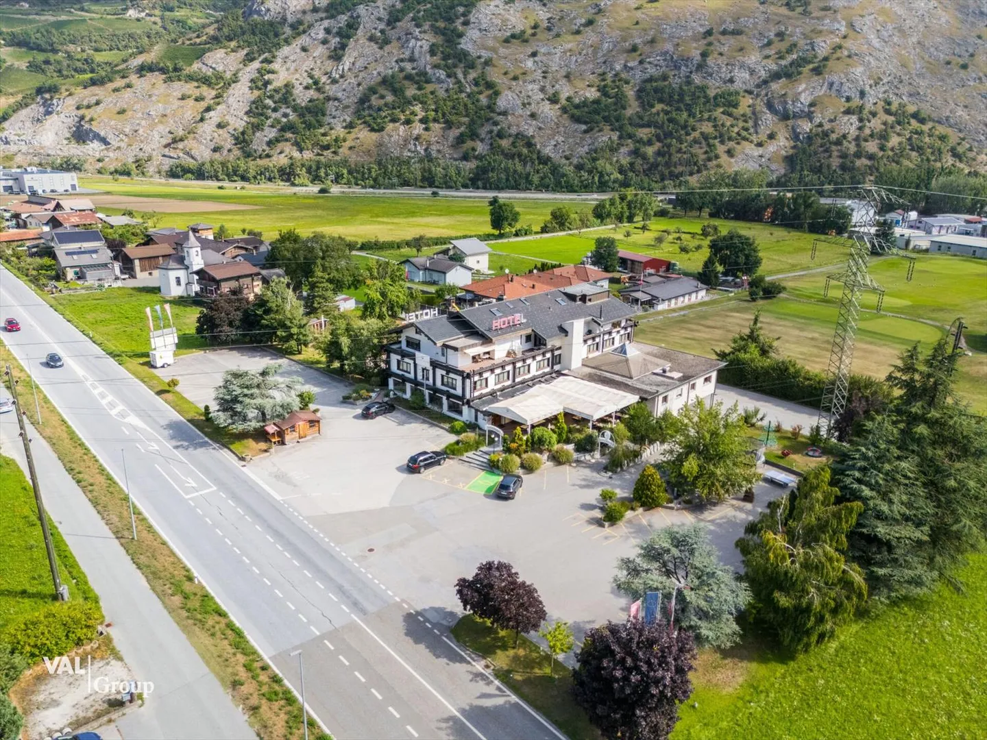 Superior Hotel inkl. Entwicklungsprojekt auf insgesamt 6'000 m2 Grundstück - Foto 1 von 13