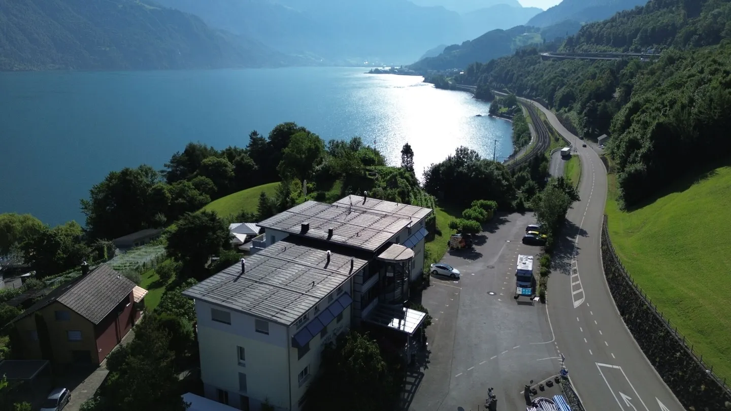 Hotel & Ristorante con Appartamenti, Vigneto e Terreno Edificabile in Posizione Premium sul Lago Walensee - Foto 1 di 30