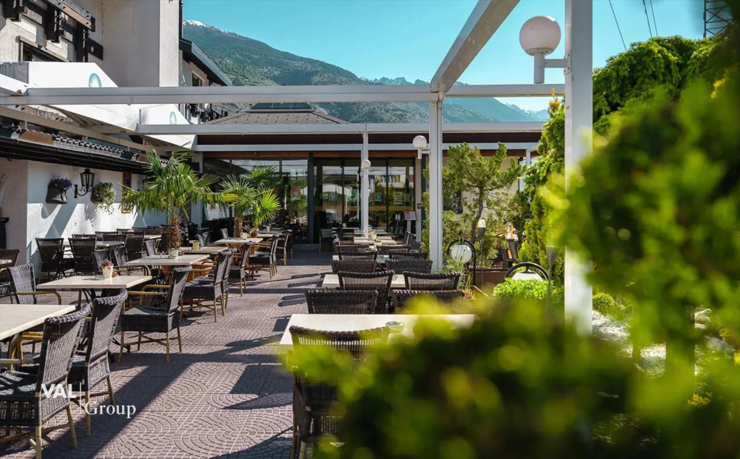Superior Hotel inkl. Entwicklungsprojekt auf insgesamt 6'000 m2 Grundstück - Foto 3 von 13