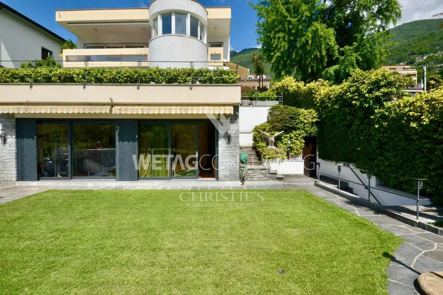 Villa elegante con giardino in posizione esclusiva direttamente sulla riva del lago - Foto 2 di 10