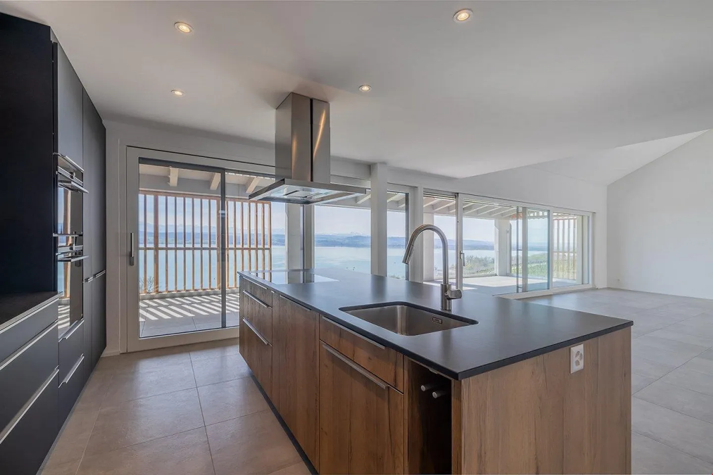 An absolute luxury with breathtaking views of an exceptional site - Photo 3 of 13