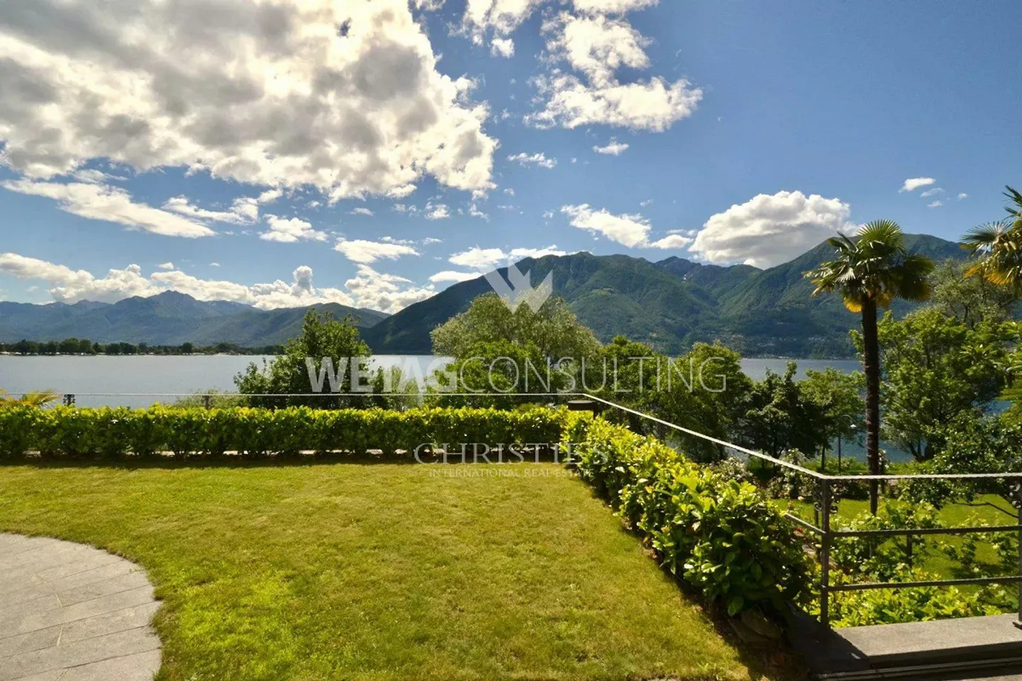 Villa elegante con giardino in posizione esclusiva direttamente sulla riva del lago - Foto 3 di 10