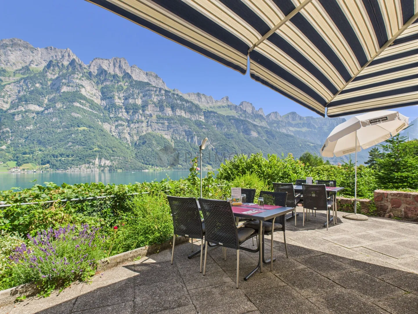 Hotel & Ristorante con Appartamenti, Vigneto e Terreno Edificabile in Posizione Premium sul Lago Walensee - Foto 9 di 30