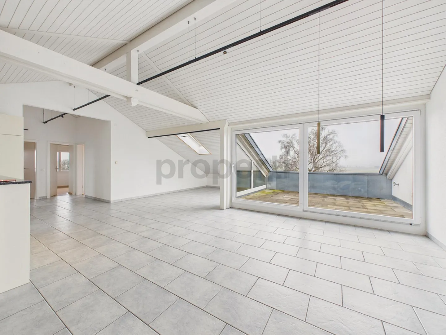 Stylish 4.5-room attic apartment with a wide view - Photo 2 of 16