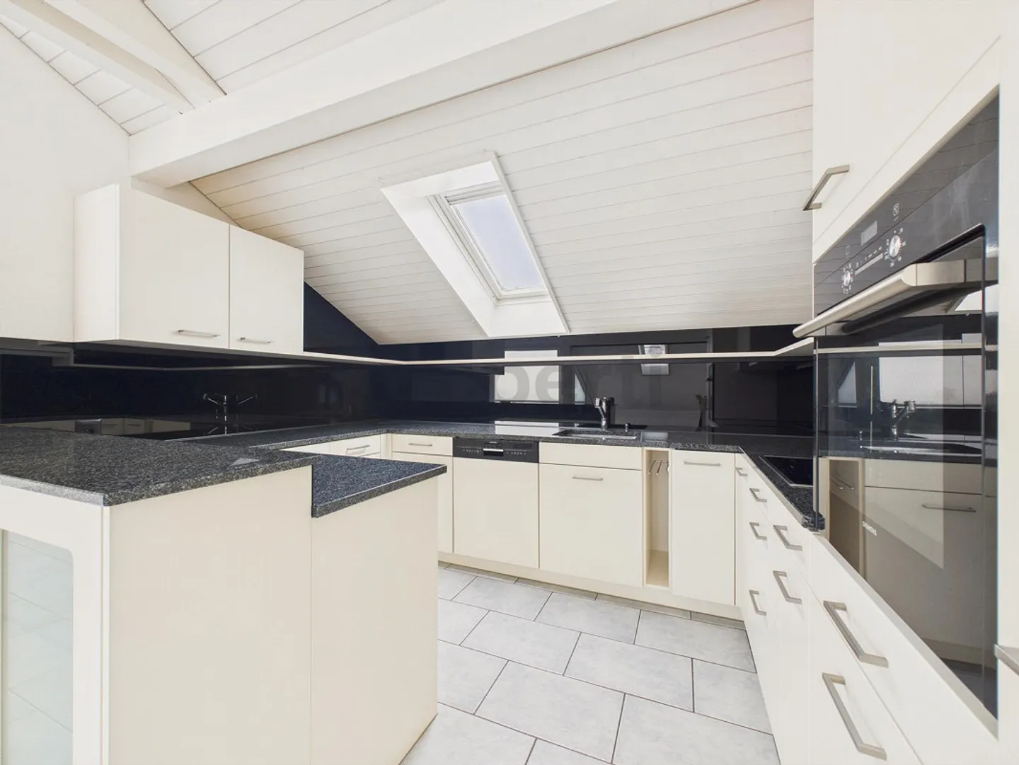 Stylish 4.5-room attic apartment with a wide view - Photo 6 of 16