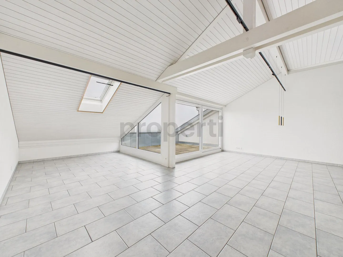 Stylish 4.5-room attic apartment with a wide view - Photo 4 of 16