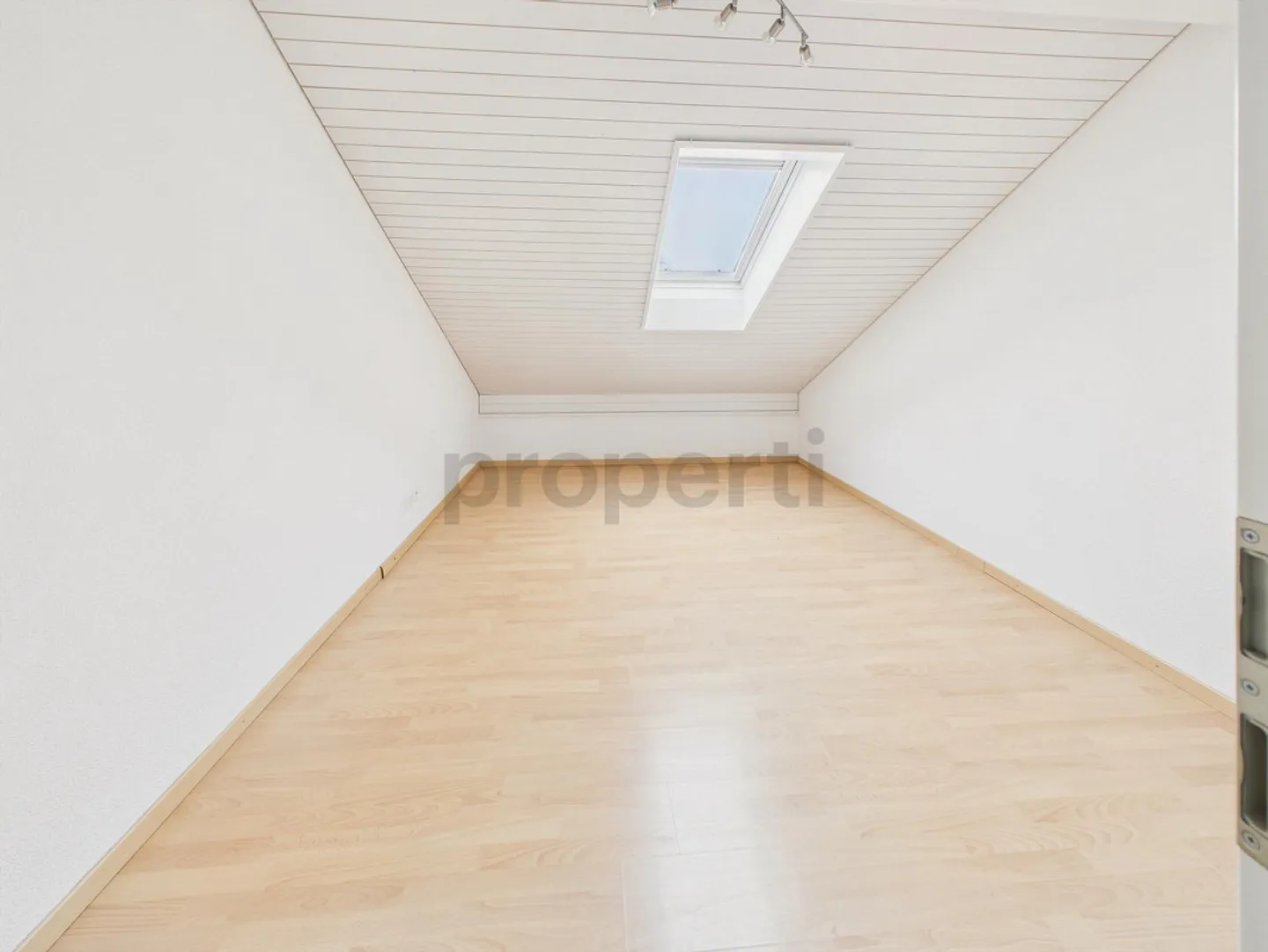 Stylish 4.5-room attic apartment with a wide view - Photo 9 of 16