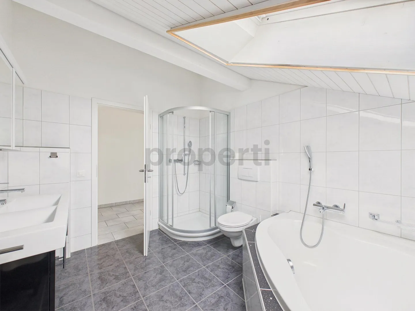 Stylish 4.5-room attic apartment with a wide view - Photo 10 of 16