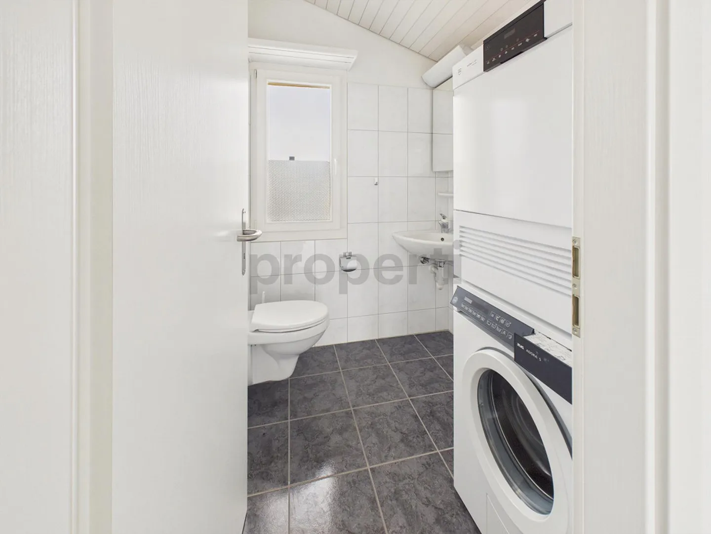 Stylish 4.5-room attic apartment with a wide view - Photo 12 of 16