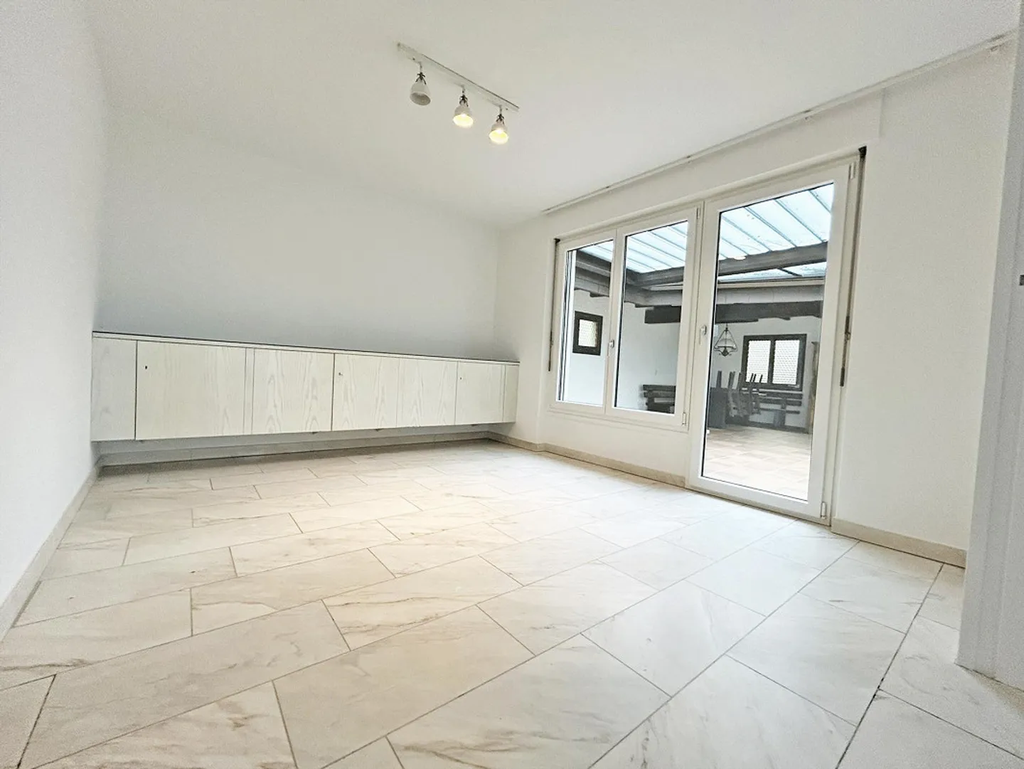 Casa unifamiliare con piscina, ampi spazi e viste gigantesche - Foto 10 di 24