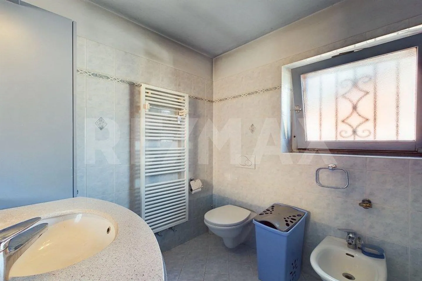 Villa with large garden, parking and garage - Photo 10 of 12