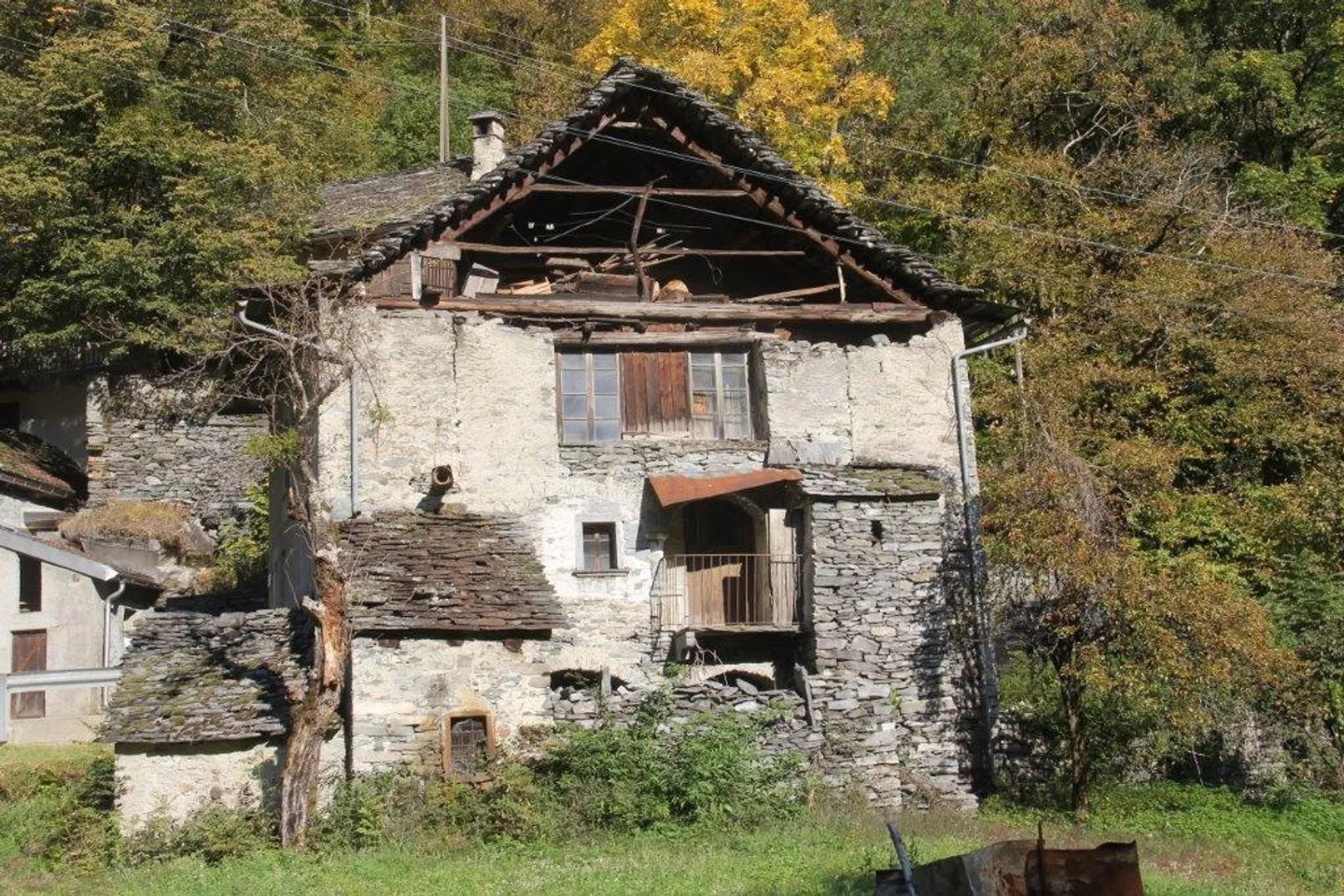 Grande rustico/casa con posteggi e terreno - Foto 1 di 16