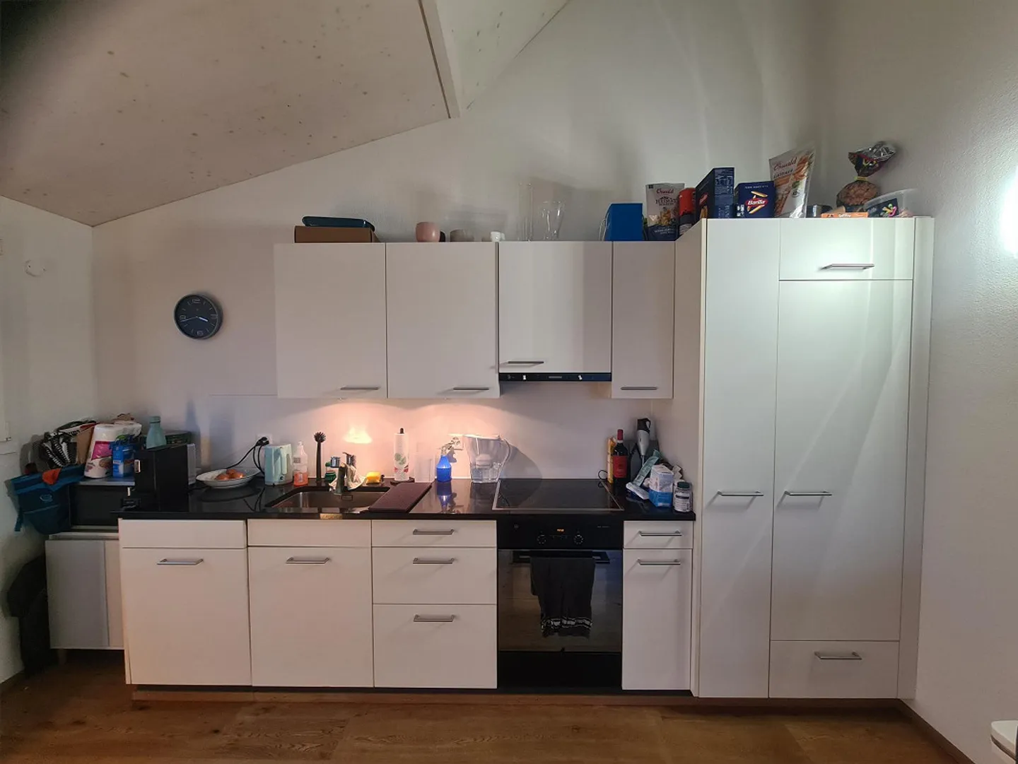 Moderno appartamento attico di 2,5 stanze in una posizione tranquilla a Hauptikon - Foto 2 di 10