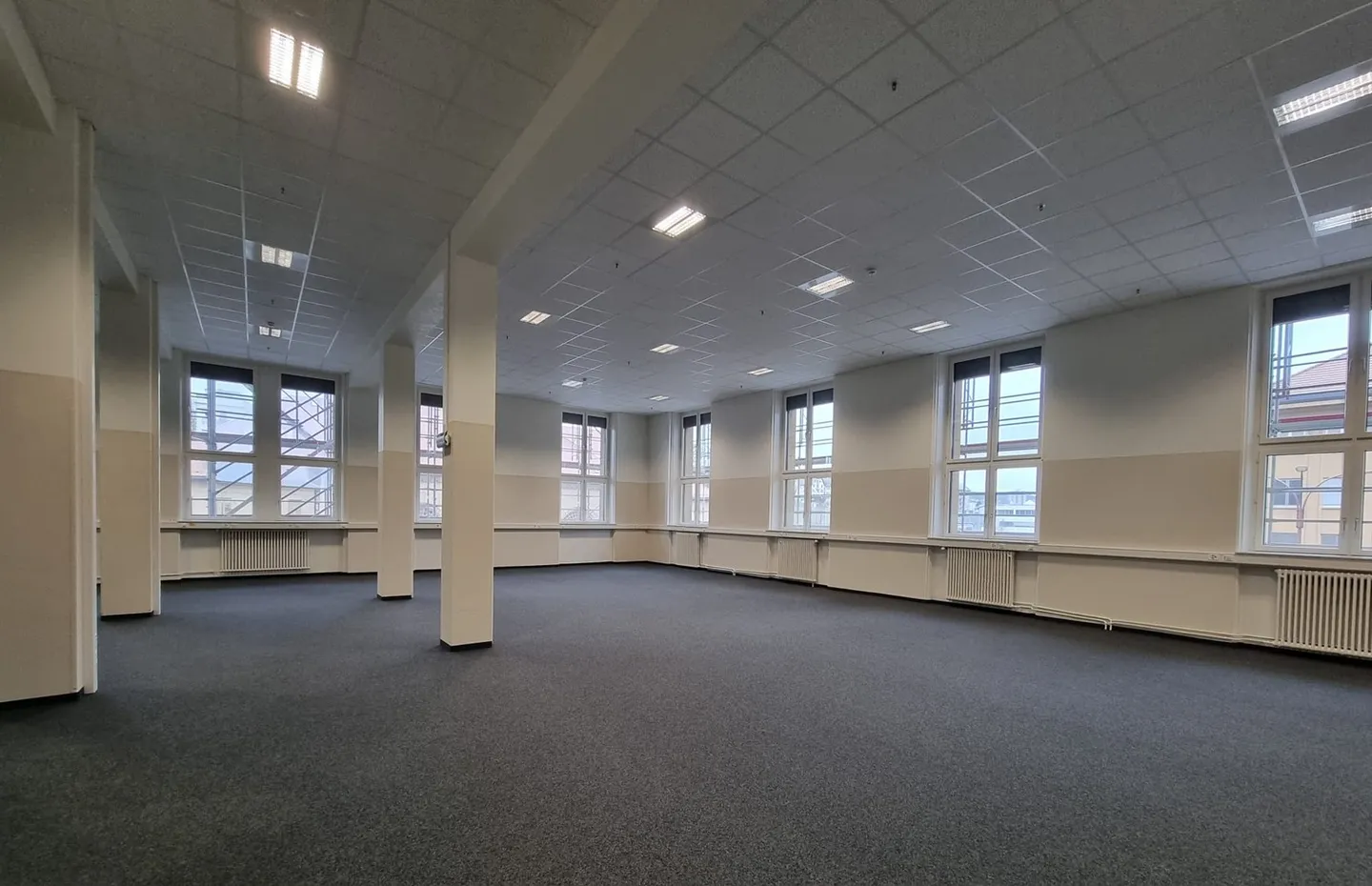 Spazio ufficio di 363 m2 con angolo cottura in affitto - Foto 3 di 8
