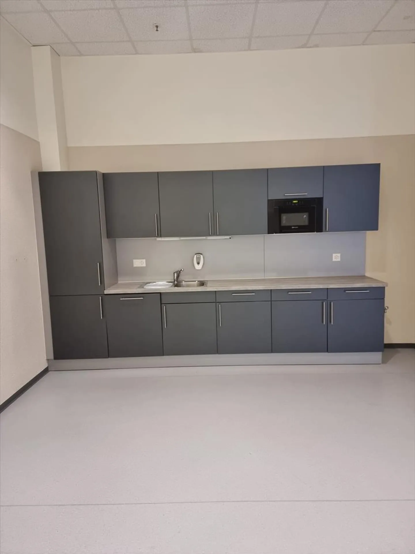 Spazio ufficio di 363 m2 con angolo cottura in affitto - Foto 6 di 8