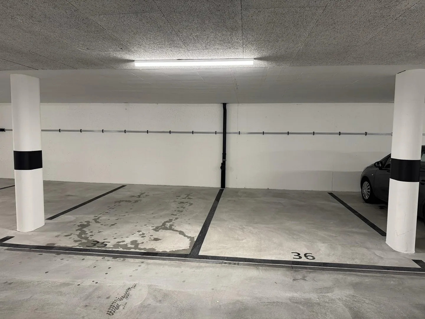 Place de parking accessible (grande) dans le quartier de Grossfeld à Seewen - Photo 1 sur 2