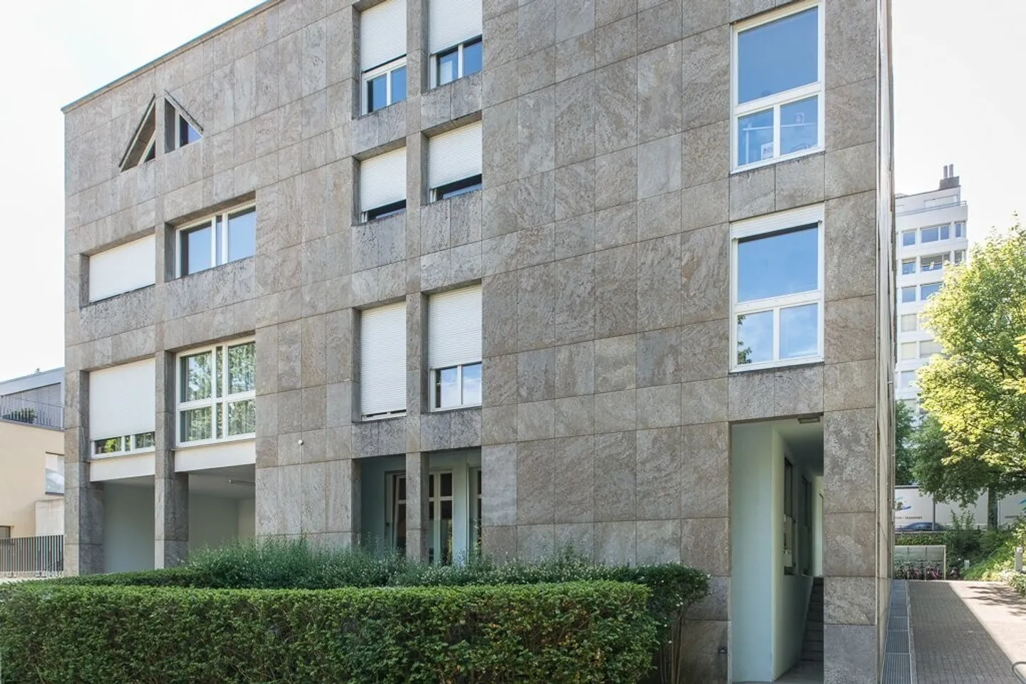 Motorradparkplatz verfügbar - Foto 1 von 3