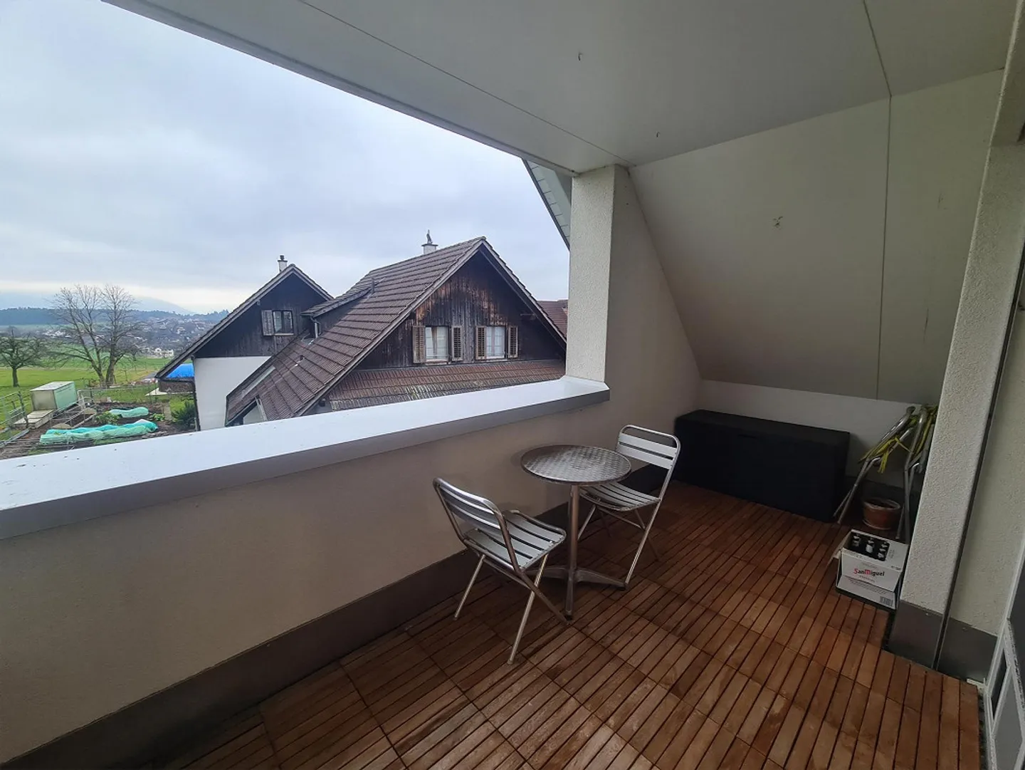 Moderno appartamento attico di 2,5 stanze in una posizione tranquilla a Hauptikon - Foto 4 di 10