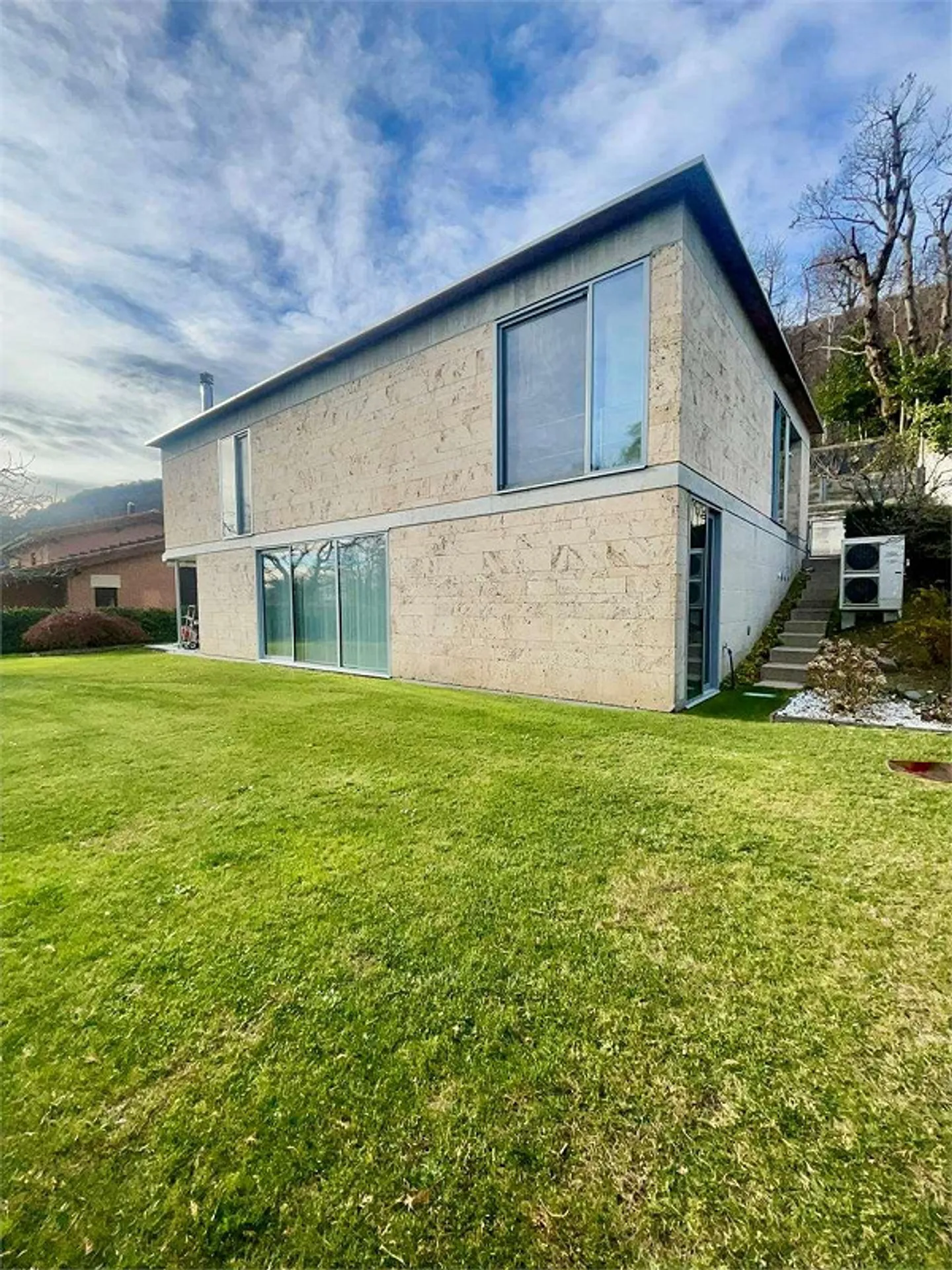 Wunderschöne und elegante Villa mit zeitgenössischem Design - Foto 2 von 13