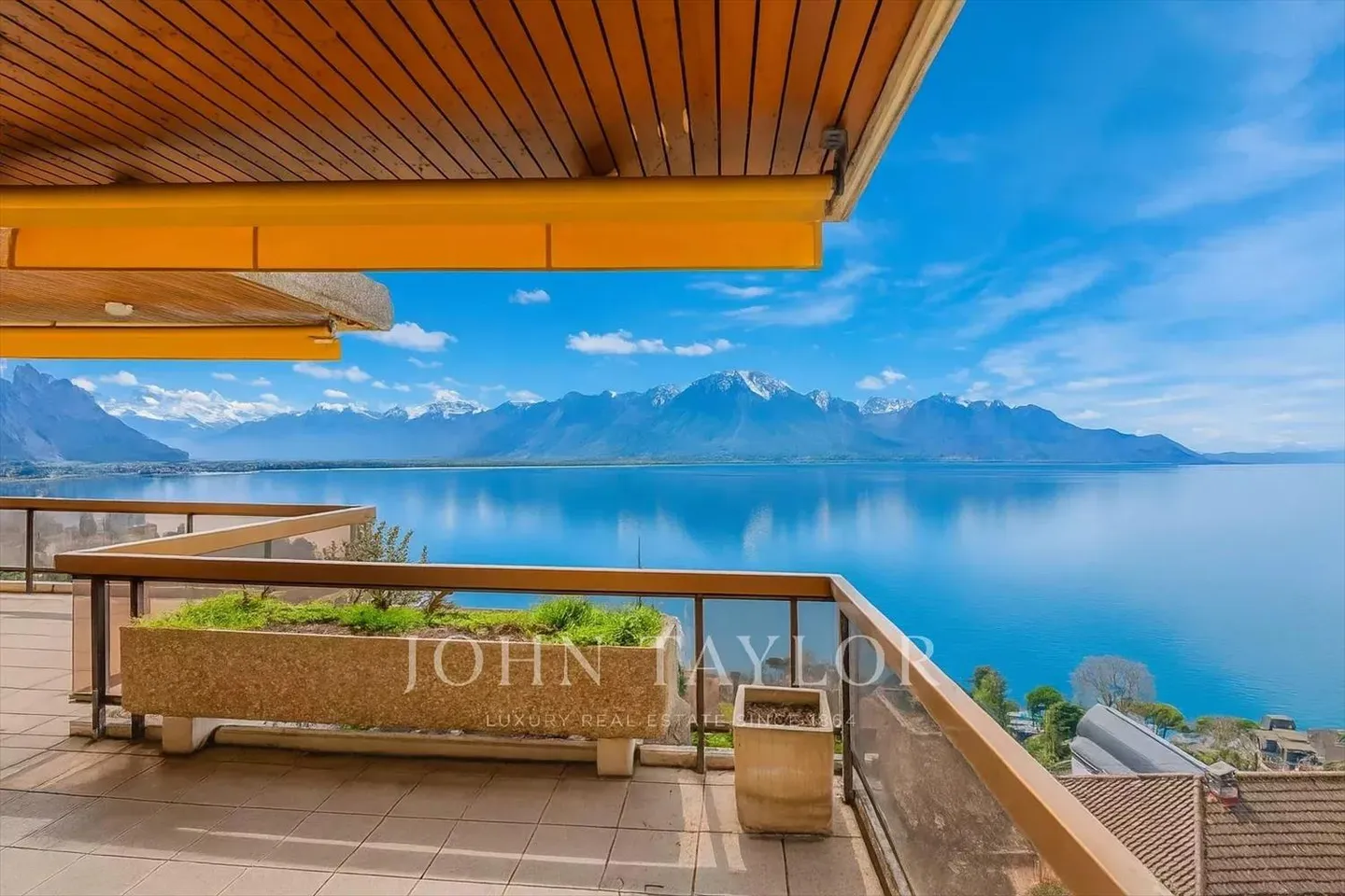 Appartamento 3,5 locali con vista panoramica sul lago e sulle montagne - Foto 1 di 10